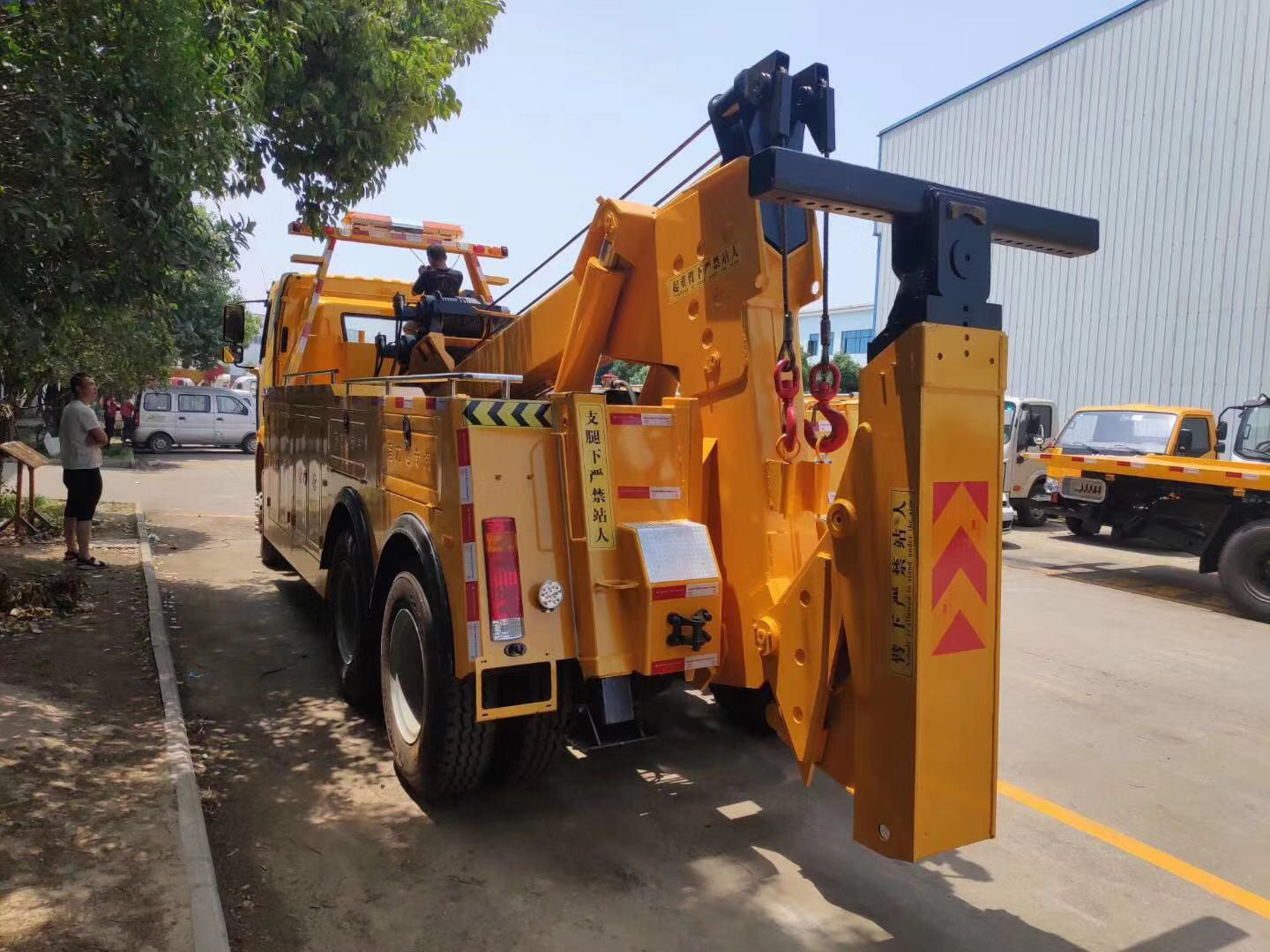 解放后雙橋一拖一清障車(chē)